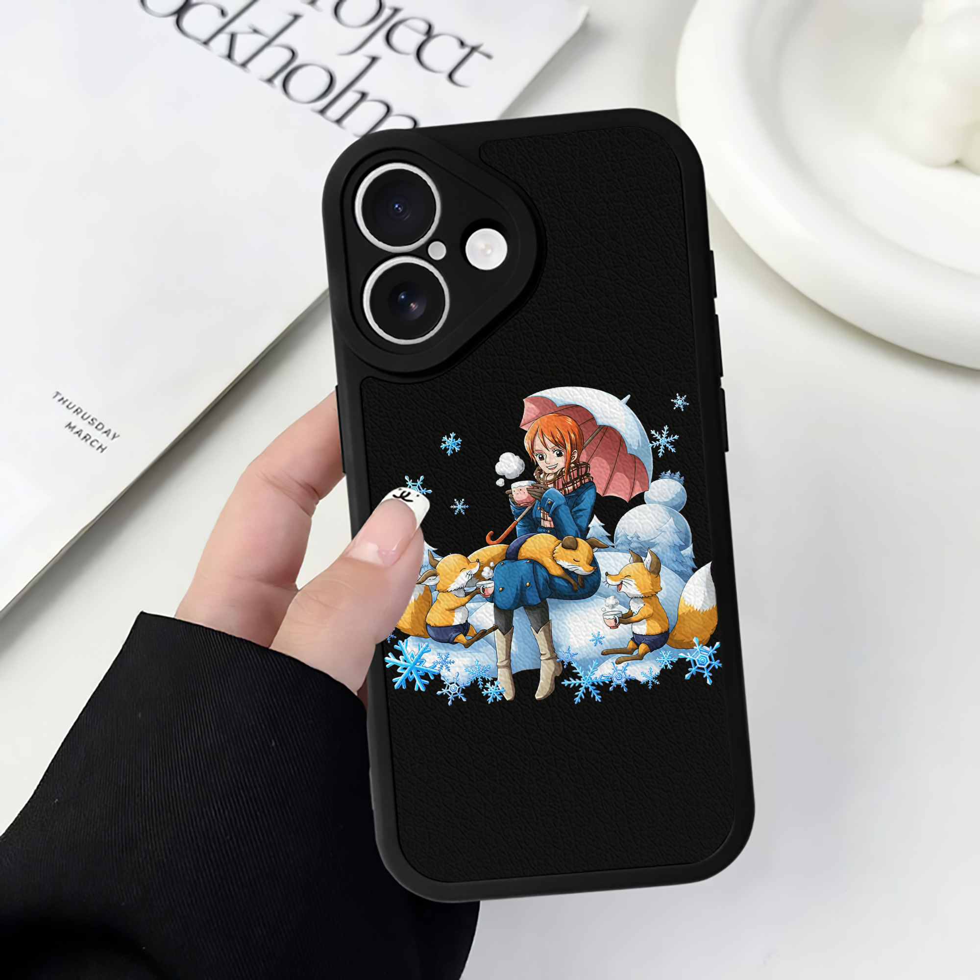 （画像用） ワンピース ナミ ONE PIECE Nami 【iPhone 16シリーズ対応】シリコンスマホケース（レザー調） 材質：シリコン